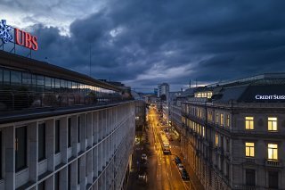 La reprise de Credit Suisse par UBS entraînerait 3000 licenciements au total en Suisse. 1000 d'entre eux concernent l'intégration de Credit Suisse (Suisse) dans le groupe bancaire, 2000 autres concernent d'autres secteurs d'activités, selon UBS. (...